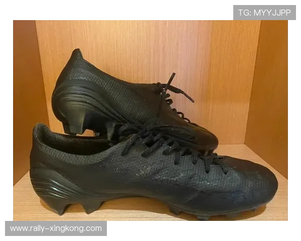 足球鞋大码揭秘 球星脚下的完美尺码与穿着选择分析